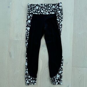 Athleta Salutation Paint 7/8 Leggings Tight in Power Vita Fabric Sz M